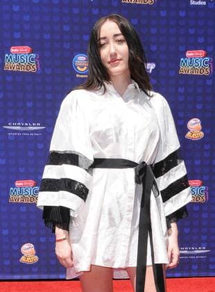 April 29, 2017 - Los Angeles, CA, United States - 29 April 2017 - Los Angeles, California - Noah Cyrus. 2017 Radio Disney Music Awards held at Microsoft Theater in Los Angeles. Photo Credit: AdMedia Los Angeles United States - ZUMAa123 20170429_zaa_a123_183 Copyright: xBirdiexThompsonx