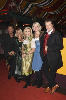 Adi Hengstberger mit Gattin Daniela, Marianne Hartl, Tina Krätz und Michael Hartl bei der Siegesfeier vom Hippopdrom Charity Golfturnier by Adi Hengstberger im Hippodrom auf dem Münchner Frühlingsfest. München, 29.04.2017 Foto:xP.xSchönbergerx xFuturexImage