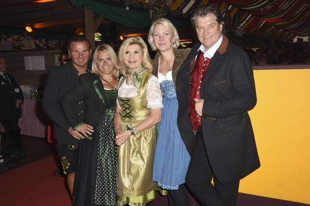 Adi Hengstberger mit Gattin Daniela, Marianne Hartl, Tina Krätz und Michael Hartl bei der Siegesfeier vom Hippopdrom Charity Golfturnier by Adi Hengstberger im Hippodrom auf dem Münchner Frühlingsfest. München, 29.04.2017 Foto:xP.xSchönbergerx xFuturexImage