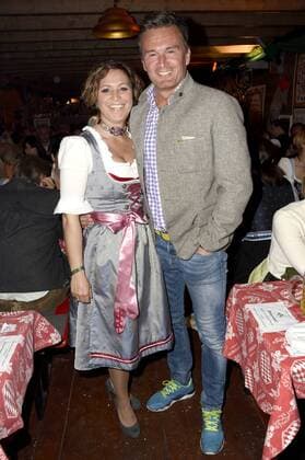 Manni Bender mit Begleitung bei der Siegesfeier vom Hippopdrom Charity Golfturnier by Adi Hengstberger im Hippodrom auf dem Münchner Frühlingsfest. München, 29.04.2017 Foto:xP.xSchönbergerx xFuturexImage