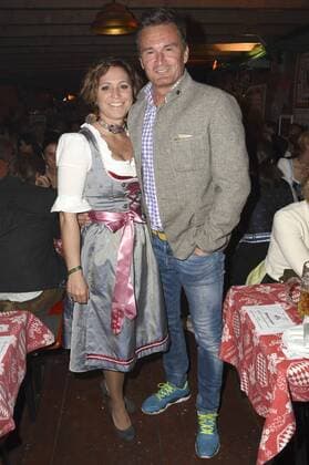 Manni Bender mit Begleitung bei der Siegesfeier vom Hippopdrom Charity Golfturnier by Adi Hengstberger im Hippodrom auf dem Münchner Frühlingsfest. München, 29.04.2017 Foto:xP.xSchönbergerx xFuturexImage