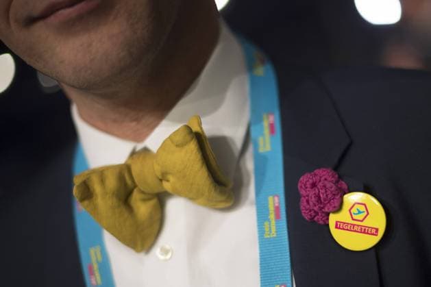 Deutsche Parteien: FDP. Wiedereinzug in den Bundestag 2017 FDP Parteitag, Tegelretter DEU, Deutschland, Germany, Berlin, 29.04.2017 Delegierter der FDP mit Button Tegelretter der Kampagne Berlin braucht Tegel fuer den Erhalt vom Flughafen Tegel auf dem Bundesparteitag der FDP unter dem Slogan Schauen Wir nicht laenger zu in Berlin. Member of the FDP with button Tegelretter in support of the airport Tegel in Berlin during the party convent of the German Free Democratic Party, Freie Demokratische Partei FDP in Berlin.