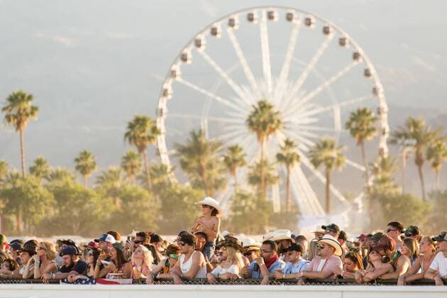 April 30, 2017 - Indio, California, U.S - A young boy sits on his father s shoulders among a sea of people during Stagecoach Music Festival in Indio, California Indio U.S. - ZUMAs135 20170430_zap_s135_069 Copyright: xDanielxDeSloverx