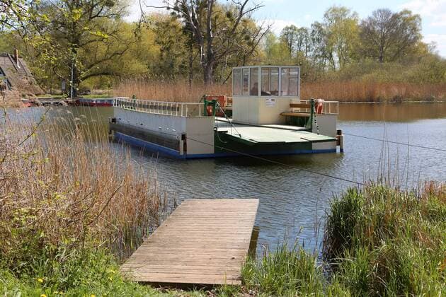 Blick am Sonnabend (30.04.2017) auf die Fähre an der Burgwallinsel von Teterow (Landkreis Rostock). Die Fähre ist 10 Meter lang und sechs Meter breit. Sie verbindet während der Saison die Burgwallinsel im Teterower See mit dem Festland. Dabei befördert sie pro Tag rund 100 bis 130 Personen.