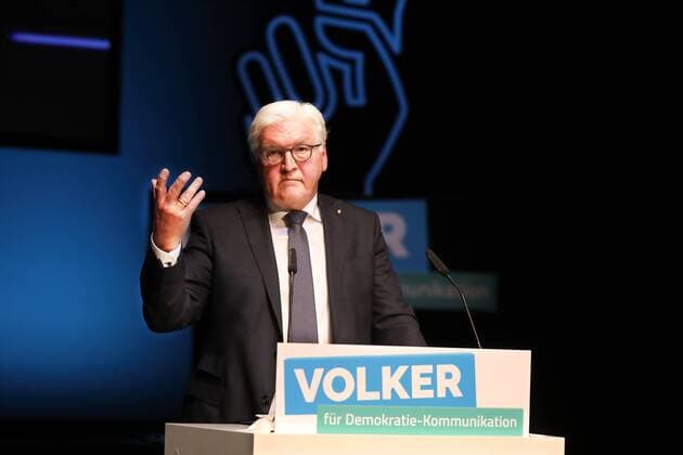 Artikel 1 - Initiative fuer Menschenwuerde e. V. ehrt die Sieger von VOLKER - dem Wettbewerb für Demokratie-Kommunikation - Preisverleihung mit Bundespraesident Dr. Frank-Walter Steinmeier in Berlin am 30.04.2017 Berlin-Mitte: Volksbuehne am Rosa-Luxemburg-Patz - Bundespraesident Dr. Frank-Walter Steinmeier wuerdigt in einer Rede waehrend der Gala die mehr als 250 Einreichungen fuer den Wettbewerb Demokratie-Kommunikation und die Sieger von VOLKER. xKATJPGx