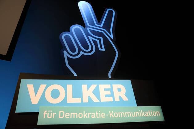 Artikel 1 - Initiative fuer Menschenwuerde e. V. ehrt die Sieger von VOLKER - dem Wettbewerb für Demokratie-Kommunikation - Preisverleihung mit Bundespraesident Dr. Frank-Walter Steinmeier in Berlin am 30.04.2017 Berlin-Mitte: Volksbuehne am Rosa-Luxemburg-Patz - Bundespraesident Dr. Frank-Walter Steinmeier wuerdigt in einer Rede waehrend der Gala die mehr als 250 Einreichungen fuer den Wettbewerb Demokratie-Kommunikation und die Sieger von VOLKER. xKATJPGx