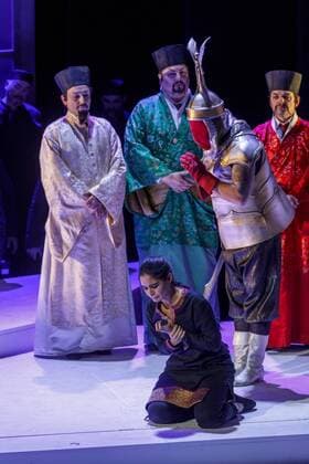 Oper Turandot von Giacomo Puccini DEU Brandenburg Cottbus: Â Am Sonntag, 30. April 2017, 19.00 Uhr, hatte im Großen Haus des Staatstheaters Cottbus die Oper Turandot von Giacomo Puccini Premiere und ist damit erstmals seit 1930 wieder in Cottbus zu sehen. Regisseur und Intendant Martin Schüler inszeniert die letzte Oper des italienischen Ausnahmekomponisten, die dieser unvollendet ließ. Die musikalische Leitung hat Evan Christ. LiÜ, eine Sklavin wird von Debra Stanly verkörpert. Den Prinzen Calaf verkörpert Tenor Martin Shalita, der erstmals in Cottbus zu Gast ist. Das Bühnenbild für Turandot entwarf Walter Schütze, der nach La Traviata, Tosca, Don Carlos bereits zum vierten Mal in Cottbus arbeitet. Für die Kostüme zeichnet Nicole Lorenz verantwortlich. Intendant Martin Schüler inszeniert dieses letzte Werk des italienischen Komponisten