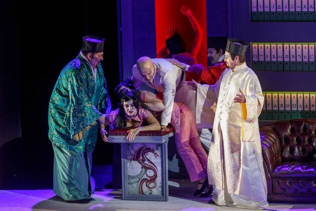 Oper Turandot von Giacomo Puccini DEU Brandenburg Cottbus: Â Am Sonntag, 30. April 2017, 19.00 Uhr, hatte im Großen Haus des Staatstheaters Cottbus die Oper Turandot von Giacomo Puccini Premiere und ist damit erstmals seit 1930 wieder in Cottbus zu sehen. Regisseur und Intendant Martin Schüler inszeniert die letzte Oper des italienischen Ausnahmekomponisten, die dieser unvollendet ließ. Die musikalische Leitung hat Evan Christ. In manchen Szenen geht es hoch her. Den Prinzen Calaf verkörpert Tenor Martin Shalita, der erstmals in Cottbus zu Gast ist. Das Bühnenbild für Turandot entwarf Walter Schütze, der nach La Traviata, Tosca, Don Carlos bereits zum vierten Mal in Cottbus arbeitet. Für die Kostüme zeichnet Nicole Lorenz verantwortlich. Intendant Martin Schüler inszeniert dieses letzte Werk des italienischen Komponisten mit dem Opernensemb