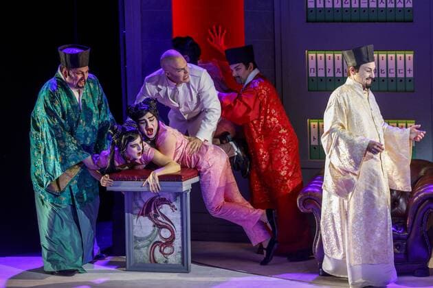 Oper Turandot von Giacomo Puccini DEU Brandenburg Cottbus: Â Am Sonntag, 30. April 2017, 19.00 Uhr, hatte im Großen Haus des Staatstheaters Cottbus die Oper Turandot von Giacomo Puccini Premiere und ist damit erstmals seit 1930 wieder in Cottbus zu sehen. Regisseur und Intendant Martin Schüler inszeniert die letzte Oper des italienischen Ausnahmekomponisten, die dieser unvollendet ließ. Die musikalische Leitung hat Evan Christ. In manchen Szenen geht es hoch her. Den Prinzen Calaf verkörpert Tenor Martin Shalita, der erstmals in Cottbus zu Gast ist. Das Bühnenbild für Turandot entwarf Walter Schütze, der nach La Traviata, Tosca, Don Carlos bereits zum vierten Mal in Cottbus arbeitet. Für die Kostüme zeichnet Nicole Lorenz verantwortlich. Intendant Martin Schüler inszeniert dieses letzte Werk des italienischen Komponisten mit dem Opernensemb