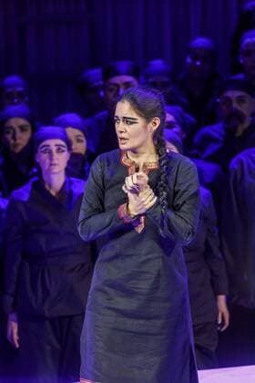Oper Turandot von Giacomo Puccini DEU Brandenburg Cottbus: Â Am Sonntag, 30. April 2017, 19.00 Uhr, hatte im Großen Haus des Staatstheaters Cottbus die Oper Turandot von Giacomo Puccini Premiere und ist damit erstmals seit 1930 wieder in Cottbus zu sehen. Regisseur und Intendant Martin Schüler inszeniert die letzte Oper des italienischen Ausnahmekomponisten, die dieser unvollendet ließ. Die musikalische Leitung hat Evan Christ. LiÜ, eine Sklavin wird von Debra Stanly verkörpert. Den Prinzen Calaf verkörpert Tenor Martin Shalita, der erstmals in Cottbus zu Gast ist. Das Bühnenbild für Turandot entwarf Walter Schütze, der nach La Traviata, Tosca, Don Carlos bereits zum vierten Mal in Cottbus arbeitet. Für die Kostüme zeichnet Nicole Lorenz verantwortlich. Intendant Martin Schüler inszeniert dieses letzte Werk des italienischen Komponisten