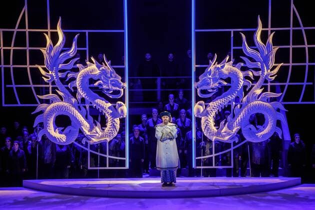 Oper Turandot von Giacomo Puccini DEU Brandenburg Cottbus: Â Am Sonntag, 30. April 2017, 19.00 Uhr, hatte im Großen Haus des Staatstheaters Cottbus die Oper Turandot von Giacomo Puccini Premiere und ist damit erstmals seit 1930 wieder in Cottbus zu sehen. Regisseur und Intendant Martin Schüler inszeniert die letzte Oper des italienischen Ausnahmekomponisten, die dieser unvollendet ließ. Die musikalische Leitung hat Evan Christ. In der Titelrolle ist, nach ihrer gefeierten Tosca-Darbietung, die die südkoreanische Sopranistin Soojin Moon zu erleben, die an führenden Opernhäusern des In- und Auslands singt und zum zweiten mal im Staatstheater zu erleben ist. Den Prinzen Calaf verkörpert Tenor Martin Shalita, der erstmals in Cottbus zu Gast ist. Das Bühnenbild für Turandot entwarf Walter Schütze, der nach La Traviata, Tosca, Don Carlos ber