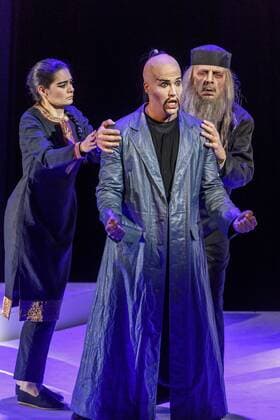 Oper Turandot von Giacomo Puccini DEU Brandenburg Cottbus: Â Am Sonntag, 30. April 2017, 19.00 Uhr, hatte im Großen Haus des Staatstheaters Cottbus die Oper Turandot von Giacomo Puccini Premiere und ist damit erstmals seit 1930 wieder in Cottbus zu sehen. Regisseur und Intendant Martin Schüler inszeniert die letzte Oper des italienischen Ausnahmekomponisten, die dieser unvollendet ließ. Die musikalische Leitung hat Evan Christ. LiÜ, eine Sklavin wird von Debra Stanly verkörpert. Den Prinzen Calaf verkörpert Tenor Martin Shalita, der erstmals in Cottbus zu Gast ist. Das Bühnenbild für Turandot entwarf Walter Schütze, der nach La Traviata, Tosca, Don Carlos bereits zum vierten Mal in Cottbus arbeitet. Für die Kostüme zeichnet Nicole Lorenz verantwortlich. Intendant Martin Schüler inszeniert dieses letzte Werk des italienischen Komponisten