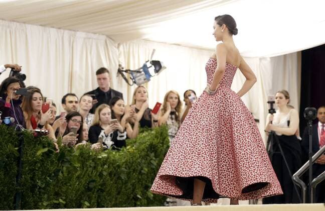Miranda Kerr arrives on the red carpet at the Costume Institute Benefit at The Metropolitan Museum of Art celebrating the opening of Rei Kawakubo Comme des Garcons: Art of the In-Between in New York City on May 1, 2017.  NYP20170501539 JOHNxANGELILLO