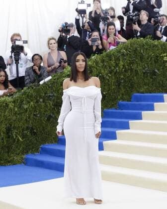 Kim Kardashian arrives on the red carpet at the Costume Institute Benefit at The Metropolitan Museum of Art celebrating the opening of Rei Kawakubo Comme des Garcons: Art of the In-Between in New York City on May 1, 2017.  NYP20170501580 JOHNxANGELILLO