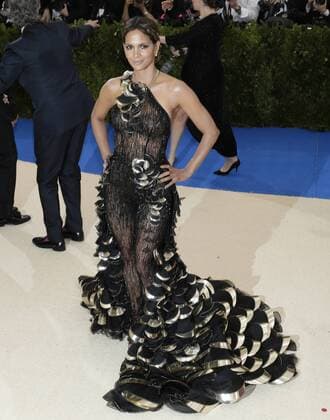 Halle Berry arrives on the red carpet at the Costume Institute Benefit at The Metropolitan Museum of Art celebrating the opening of Rei Kawakubo Comme des Garcons: Art of the In-Between in New York City on May 1, 2017.  NYP20170501611 JOHNxANGELILLO