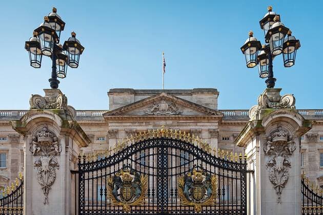 xovx, Reise, Architektur, London England Vereinigtes Königreich, Eingangstor des Buckingham Palast in London, Amtssitz der britischen Monarchen Königin Elizabeth II mit königlichem Siegel. Reise Architektur, London königliches Siegel Buckingham Palast
