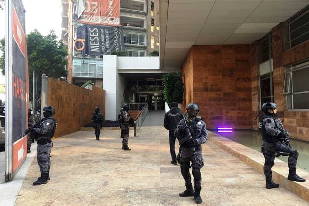 May 2, 2017 - Mexico - EUM20170501NAC10.JPG.CIDUAD DE MEXICO NationNacion-Damaso Lopez.- Elementos de la PGR y de la Sedena resguardan el edificio adonde se realiza la detencion de Damaso Lopez, El Licenciado uno de los presuntos lideres del Cartel de Sinaloa, el martes 2 de mayo de 2017 en la colonia Anzures de la delegacion Miguel Hidalgo. Foto: Agencia EL UNIVERSALHugo GarciaEVZ Mexico  - ZUMAu78_ 20170502_zaf_u78_029 Copyright: xElxUniversalx