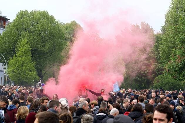 Berlin (Friedrichshain-Kreuzberg): 15. MyFest in Kreuzberg. Alljährlich findet am Maifeiertag das über die Grenzen Berlins hinaus bekannte Straßenfest statt. Zahlreiche Bühnen und Vorführungen bieten ein buntes und vielfältiges Programm. Viele Besucher kamen um friedlich miteinander zu feiern. Tagsüber blieb es entspannt auf der Oranienstraße, wie auch auf den Plätzen und Straßen der Umgebung. Am Abend fand unangemeldet die Revolutionäre 1. Mai-Demo mit ca. 8.000 Teilnehmern statt, die ohne nennenswerte Zwischenfälle ablief, obwohl die Demonstranten direkt durch das MyFest zogen. Am Ende der Demonstration wurden von ca. 300 vermummten und gewaltbereiten Teilnehmern an der Spitze des Zuges Böller und Flaschen gegen Einsatzkräfte der Polizei geworfen. Es kam zu zahlreichen Festnahmen. - Demonstranten zünden Bengalos. Berlin - 15. MyFest in Kreuzberg