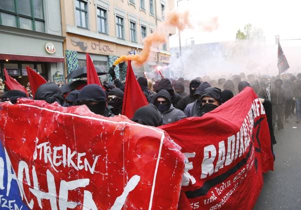 Berlin - Kreuzberg , 1. Mai 2017 kurz nach 18 Uhr startete die nicht angemeldete revolutionäre 1. Mai-Demonstration in Kreuzberg am Oranienplatz. Die Demo ging durch das Myfest und anschießend durch Kreuzberg und Neukölln. Es nahmen zehntausende Demonstraten teil. Es kam zu Rangeleien mit der Polizei und es gab etwa 70 Festnahmen und viele Verletzte.