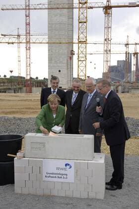 23.08.2006, Grevenbroich,rdrhein-Westfalen, DEU - RWE Kraftwerksbau - Bundeskanzlerin Angela Merkel bei der Grundsteinlegung auf der Baustelle des RWE BoA Neurath. Hinter ihr stehen (v.l) Harry Roels, RWE Vorstandsvorsitzender, Guenter Reppien, Gesamtbetriebsratsvorsitzender der RWE Power AG, Juergen Ruettgers, NRW Ministerpraesident, und Jan Zilius, RWE Vorstandsmitglied. (Angela Merkel, Kanzlerin, Bundeskanzlerin, Politik, Politiker, Harry Roels, Vorstandsvorsitzender, Guenter Reppien, Betriebsratsvorsitzender, Juergen Ruettgers, Ministerpraesident, Veranstaltung, Grundsteinlegung, BoA, Baustelle, bauen, Kraftwerksbau, Kraftwerksbaustelle, Neubau, Kraktwerksneubau, Kran, Baukran, Kraene, Baukraene, RWE, Neurath, Braunkohlenkraftwerk, Braunkohlekraftwerk, Braunkohle, Kohlekraftwerk, Kohlenkraftwerk, Industrielandschaft, Energieversorger, Stromversorger, Gebaeude, Industriegebaeude, Indu