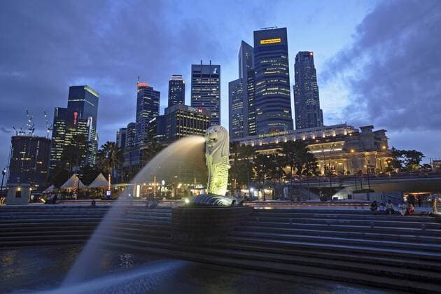 IMAGO Creative, Urban Lifestyle 20.03.2007, Singapur, SGP - Singapur - Marina Bay mit Blick auf die Skyline vom Central Business District mit dem Merlion, dem Wahrzeichen der Stadt. (Wappentier, Fischloewe, Loewe, Fabelwesen, Brunnen, Wasserspeier, Merlion, Merlion Park, Springbrunnen, Statue, Daemmerung, Abend, Abenddaemmerung, Nacht, Nachtaufnahme, Lichter, Lampen, Beleuchtung, Marina, Promenade, HSBC, Maybank, UOB, United Overseas Bank, Fullerton Hotel, Moderne, Wirtschaft, Finanzen, Finanzviertel, Banken, Bankenviertel, Buerotuerme, Marina Bay, Financial District, Central District, Business District, Central Business District, Panorama, Skyline, Wasserlandschaft, Hafen, Bucht, Sehenswuerdigkeit, Wahrzeichen, Immobilien, Gebaeude, Haus, Haeuser, Hochhaus, Hochhaeuser, Wolkenkratzer, urban, Urbanitaet, Stadtleben, Staedtebau, Architektur, Stadtstaat, Stadtansicht, Wasser, Tourismus, Reise, Urlaub, Metropole, Grosssta