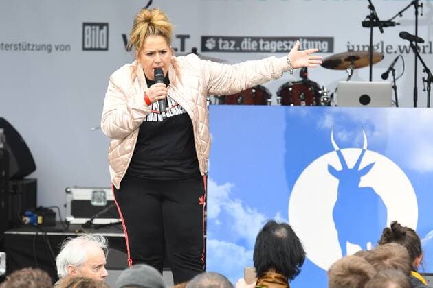 Jilet Ayse, Comedian, buergerlich Ä°dil Baydar Solidaritaetskonzert FUER DIE PRESSE Freiheit fuer den in der Tuerkei Infaftierten Journaisten Deniz Yuezel und all die andern Journalisten am Brandenburger Tor in Berlin am 03.05.2017