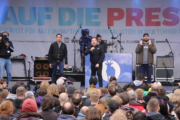 Solidaritaetskonzert FUER DIE PRESSE Freiheit fuer den in der Tuerkei Infaftierten Journaisten Deniz Yuezel und all die andern Journalisten am Brandenburger Tor in Berlin am 03.05.2017