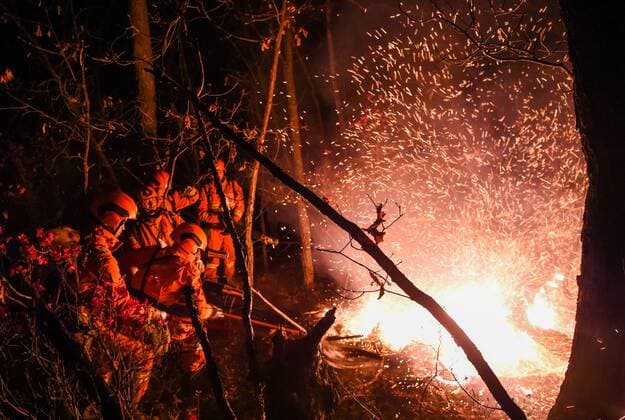 IMAGO Nature: Unsere Erde, Klimawandel, Waldbrände Bilder des Tages (170504) -- HULUN BUIR, May 4, 2017 -- Police officers and firefighters try to cease fire at Beidahe forest farm in the Greater Hinggan Mountain region, north China s Inner Mongolia Autonomous Region, May 4, 2017. Thousands of firefighters are battling a fire in north China s Inner Mongolia Autonomous Region, which broke out at 12:15 p.m. Tuesday. ) (wf) CHINA-INNER MONGOLIA-FOREST FIRE (CN) LianxZhen 