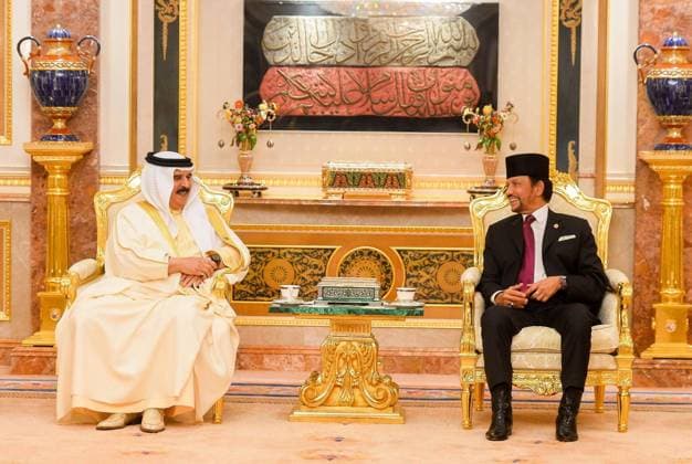 (170504) -- BANDAR SERI BEGAWAN, May 4, 2017 -- Bahrain s King Hamad bin Isa Al Khalifa (L) meets with Brunei s Sultan Hassanal Bolkiah in Bandar Seri Begawan, capital of Brunei, May 3, 2017. Bahrain s King Hamad bin Isa Al Khalifa arrived in Brunei on Wednesday for a state visit to the country. )(zcc) BRUNEI-BANDAR SERI BEGAWAN-BAHRAIN-VISIT JeffreyxWong 