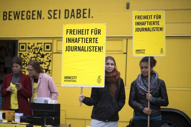 International Press Freedom Day - Free Deniz Yucel Deutschland, Germany, Berlin, 03.05.2017 Demonstranten von Amnesty International mit Plakat Freiheit fuer alle infaftierten Journalisten auf dem Konzert und der Kundgebung zum Tag der Pressefreiheit und in Solidartitaet mit dem Journalisten Deniz Yucel vor dem Brandenburger Tor in Berlin. Die Protestler von Reporter ohne Grenzen und Amnesty International verlangen die Freilassung des deutschen Journalisten , welcher verhaftet wurde und dem eine Anklage droht. Deniz Yuecel ist Korrespondent der Zeitung Die Welt und hat die tuerkische und deutsche Staatsbuergerschaft. Zur Zeit sind ca 150 Journalisten in der Tuerkei im Gefaengnis. Protester from Amnesty International with sign Free Ahmet Sik and Free Turkey Media during a rally on the International Press Freedom Day in front of the Brandenburg Gate in Berlin, Germany. The concert expres
