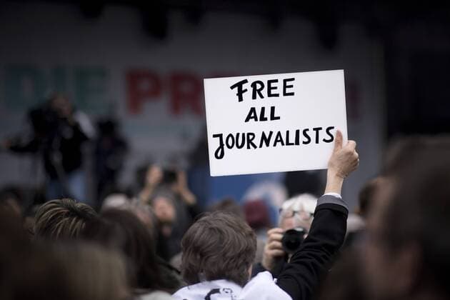 International Press Freedom Day - Free Deniz Yucel Deutschland, Germany, Berlin, 03.05.2017 Demonstrantin mit Plakat Free all Journalists Free Deniz Yuecel und auf dem Konzert und der Kundgebung zum Tag der Pressefreiheit und in Solidartitaet mit dem Journalisten Deniz Yucel vor dem Brandenburger Tor in Berlin. Die Protestler von Reporter ohne Grenzen und Amnesty International verlangen die Freilassung des deutschen Journalisten , welcher verhaftet wurde und dem eine Anklage droht. Deniz Yuecel ist Korrespondent der Zeitung Die Welt und hat die tuerkische und deutsche Staatsbuergerschaft. Zur Zeit sind ca 150 Journalisten in der Tuerkei im Gefaengnis. Protester with sign Free all Journalists and Free Deniz during a rally on the International Press Freedom Day in front of the Brandenburg Gate in Berlin, Germany. The concert expresses solidarity to all jailed journalists in the world. T