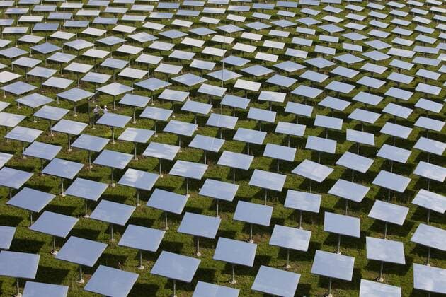 IMAGO Nature: Unsere Erde, Energiequellen, Solarthermie 25.08.2011, Juelich, Nordrhein-Westfalen, Deutschland - DLR Solarturmkraftwerk. 2000 Spiegel, Heliostate, lenken das Sonnenlicht zur Energiegewinnung auf den Receiver am Solarturmkopf. Die Versuchsanlage in Juelich ist Vorbild fuer Kraftwerke in Nordafrika. Ein Forscher arbeitet im Spiegelfeld.
