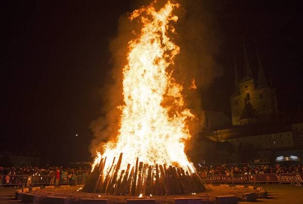 Walpurgisfeuer am 30.04.2017 auf dem Domplatz in Erfurt. Deutschland Feste Braeuche Brauchtum Feier feiern Tradition traditionell traditionelle Volksfest Volksfeste Walpurgisnacht Walpurgis night Hexe Hexen Hexerei Spuk Hexenspuk Scheiterhaufen Hexentanz Kostuem Kostueme Verkleidung verkleidet Symbolfoto Symbolfoto Symbolik Symbolfotografie Symbolphotographie Symbolbild Feature Feuer Brand Glut glueht Flammen Grossfeuer Grossfeuer Wasser Schaum Feuer Brand Flamme Elemente Verbrennungen verbrennen Hitze Waerme heiss ueberhitzt verbrannt gluehend Brandstaette Brandstaette brennen brennend Brennendes Brennholz brennt Feuerstelle Flamme Flammen heiss heisses Heizmaterial Hitze Hoelzer Holz Hoelzer Lager Holzlager Funkenflug Funke Funken Lagerfeuer zuendeln anzuenden zuenden Brandgefahr Waldbrandgefahr Sommer menschenleer menschenleere Waerme waermen Waerme waermen waermend waermendes b