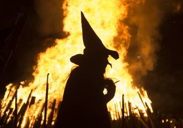 Darsteller als Hexe verkleidet waehrend der Walpurgisnacht am 30.04.2017 auf dem Domplatz in Erfurt. Deutschland Feste Braeuche Brauchtum Feier feiern Tradition traditionell traditionelle Volksfest Volksfeste Walpurgisnacht Walpurgisfeuer Walpurgis night Hexe Hexen Hexerei Spuk Hexenspuk Scheiterhaufen Hexentanz Kostuem Kostueme Verkleidung verkleidet Symbolfoto Symbolfoto Symbolik Symbolfotografie Symbolphotographie Symbolbild Feature Feuer Brand Glut glueht Flammen Grossfeuer Grossfeuer