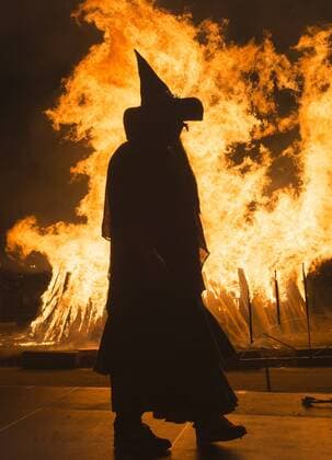 Darsteller als Hexe verkleidet waehrend der Walpurgisnacht am 30.04.2017 auf dem Domplatz in Erfurt. Deutschland Feste Braeuche Brauchtum Feier feiern Tradition traditionell traditionelle Volksfest Volksfeste Walpurgisnacht Walpurgisfeuer Walpurgis night Hexe Hexen Hexerei Spuk Hexenspuk Scheiterhaufen Hexentanz Kostuem Kostueme Verkleidung verkleidet Symbolfoto Symbolfoto Symbolik Symbolfotografie Symbolphotographie Symbolbild Feature Feuer Brand Glut glueht Flammen Grossfeuer Grossfeuer