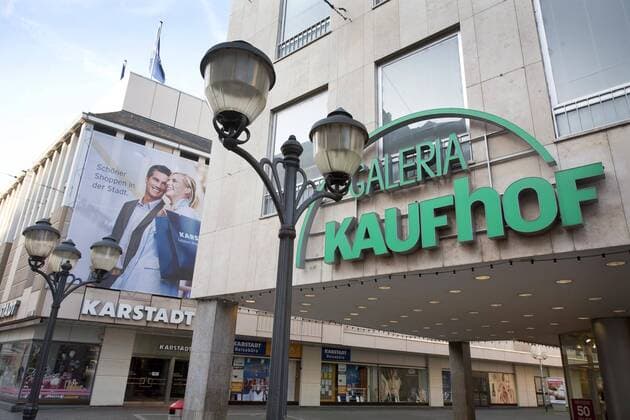 06.11.2011, Trier, Rheinland-Pfalz, Deutschland - Die Filialen von Karstadt und Kaufhof liegen in der Trierer Fussgaengerzone direkt nebeneinander. (QF, europäisch, Fussgängerzone, Gebäude, Geschäft, Geschäfte, Geschäftsgebäude, Geschäftshaus, Kaufhäuser, Übernahme, Warenhäuser) 00X111106D003.JPG MODEL RELEASE: NOT APPLICABLE,RELEASE: