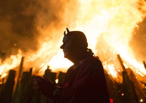 Darsteller als Teufel verkleidet waehrend der Walpurgisnacht am 30.04.2017 auf dem Domplatz in Erfurt. Deutschland Feste Braeuche Brauchtum Feier feiern Tradition traditionell traditionelle Volksfest Volksfeste Walpurgisnacht Walpurgisfeuer Walpurgis night Hexe Hexen Hexerei Spuk Hexenspuk Scheiterhaufen Hexentanz Kostuem Kostueme Verkleidung verkleidet Symbolfoto Symbolfoto Symbolik Symbolfotografie Symbolphotographie Symbolbild Feature Feuer Brand Glut glueht Flammen Grossfeuer Grossfeuer