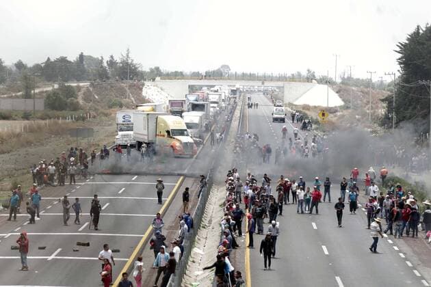 May 4, 2017 - Mexico - EUM20170504NAC14.JPG.PUEBLA, Pue. SecuritySeguridad-Puebla.- Bloqueos de presuntos huachicoleros en la autopista Puebla-Orizaba, a la altura del kilometro 185. Foto: Agencia EL UNIVERSALJMA Mexico  - ZUMAu78_ 20170504_zaf_u78_042 Copyright: xElxUniversalx
