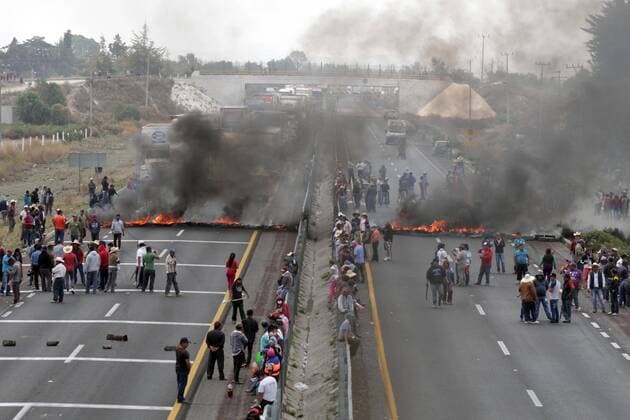 May 4, 2017 - Mexico - EUM20170504NAC12.JPG.PUEBLA, Pue. SecuritySeguridad-Puebla.- Bloqueos de presuntos huachicoleros en la autopista Puebla-Orizaba, a la altura del kilometro 185. Foto: Agencia EL UNIVERSALJMA Mexico  - ZUMAu78_ 20170504_zaf_u78_044 Copyright: xElxUniversalx
