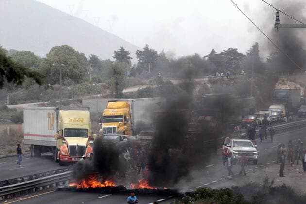 May 4, 2017 - Mexico - EUM20170504NAC15.JPG.PUEBLA, Pue. SecuritySeguridad-Puebla.- Bloqueos de presuntos huachicoleros en la autopista Puebla-Orizaba, a la altura del kilometro 185. Foto: Agencia EL UNIVERSALJMA Mexico  - ZUMAu78_ 20170504_zaf_u78_045 Copyright: xElxUniversalx