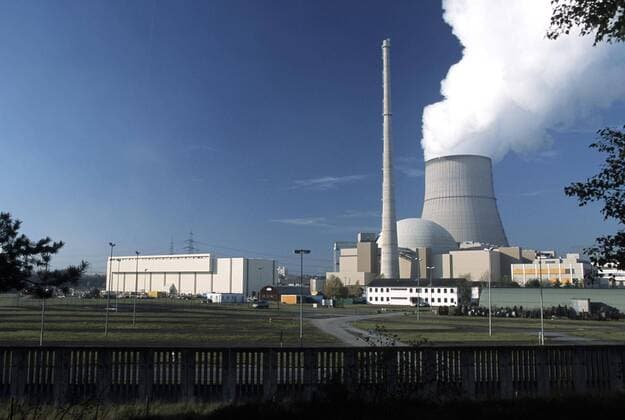 26.09.2003, Lingen, Niedersachsen, DEU - Kernkraftwerk Emsland - Das RWE Power AG KKW Emsland ist ein Druckwasserreaktor mit 1400 MW Leistung. Den Reaktorkern bilden 193 Brennelemente mit je 300 Brennstaeben. Diese enthalten den Spaltstoff Uran 235, der auf ca. drei Prozent angereichert wurde. Auf dem Gelaende des KKE wurde im Dezember 2002 das Standort-Zwischenlager, links im Bild, in Betrieb genommen. Die im KKE anfallenden Brennelemente werden dort in Castorbehaeltern zwischengelagert. Das KKE wurde als letztes Kernkraftwerk in der BRD am 28.11.1980 beantragt, und ging als vorletztes AKW im April 1988 ans Netz. Neckarwestheim 2 wurde am 27.11.1980 beantragt und ging 1989 als letzter Kernreaktor ans Netz. (Kuehlturm, Wasserdampf, Schornstein, Kernkraftwerk Emsland, Kraftwerk, Reaktor, Kernreaktor, Kernenergie, Atomreaktor, Atomenergie, Atomstrom, Reaktorgebaeude, Energieversorger, Stro
