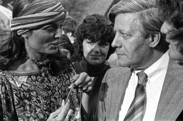 Daliah Lavi in Bonn. Hier im Gespräch mit dem damaligen deutschen Bundeskanzler Helmut Schmidt auf dem Fest der Schaubude des NDR in der Landesvertretung Hamburg am 15. Mai 1976. Das Foto wurde mit einem Kodak TRI-X Pan KB-Film aufgenommen. Bonn Nordrhein-Westfalen Deutschland