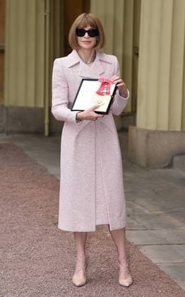 . 05 05 2017. London, United Kingdom. Fashion Editor Anna Wintour with her Dame Commander award at an Investiture at Buckingham Palace in London.  xCPNAx xi-Imagesx IIM-15042-0001