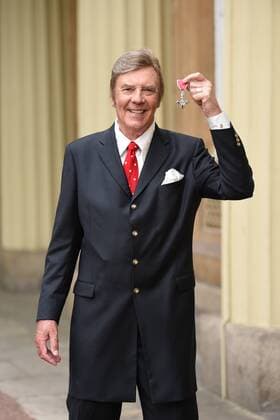 . 05 05 2017. London, United Kingdom. Singer songer writer Marty Wilde with his MBE after an Investiture at Buckingham Palace in London.  xCPNAx xi-Imagesx IIM-15042-0018