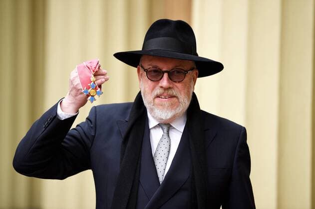 . 05 05 2017. London, United Kingdom. Political cartoonist Peter Brookes with his CBE after an Investiture at Buckingham Palace in London.  xCPNAx xi-Imagesx IIM-15042-0017