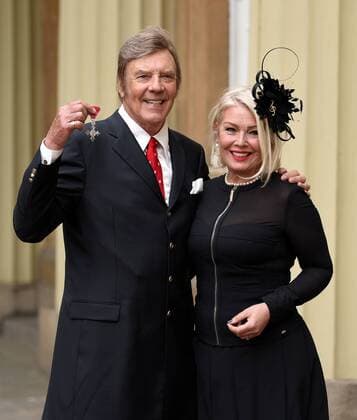 . 05 05 2017. London, United Kingdom. Singer songer writer Marty Wilde and his daughter Kim Wilde with his MBE after an Investiture at Buckingham Palace in London.  xCPNAx xi-Imagesx IIM-15042-0023