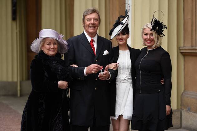 . 05 05 2017. London, United Kingdom. Singer songer writer Marty Wilde with his MBE after an Investiture at Buckingham Palace in London. He is pictured with his daughters Kim and Roxanne Wilde and his wife Joyce.  xCPNAx xi-Imagesx IIM-15042-0026