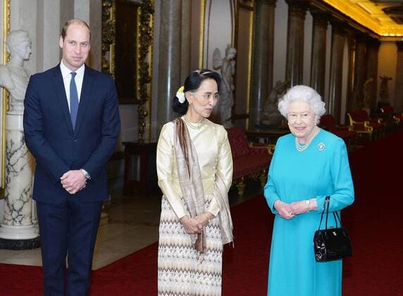 Bilder des Tages . 05 05 2017. London, United Kingdom. Queen Elizabeth II and the Duke of Cambridge greet Burma s de facto leader Aung San Suu Kyi ahead of a private lunch at Clarence House in London.  xROTAxx xi-Imagesx IIM-15043-0003
