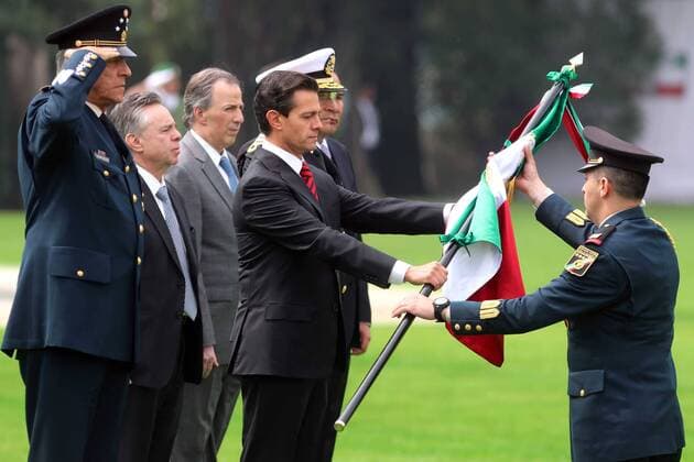 Bilder des Tages May 5, 2017 - Mexico - EUM20170505NAC34.JPG.CIUDAD DE MEXICO PresidentPresidente-EPN.- El secretario de la Defensa Naciona, Salvador Ciuenfuegos; el presidente Enrique Pena Nieto; el secretario de la Marina, Vidal Francisco Soberon, en la ceremonia de Toma de Protesta de Bandera del Servicio Militar Nacional Clase 1998, Anticipados, Remisos y Mujeres Voluntarias, 5 de mayo de 2017, Campo Marte. Foto: Agencia EL UNIVERSALLucia GodinezJMA Mexico  - ZUMAu78_ 20170505_zaf_u78_095 Copyright: xElxUniversalx