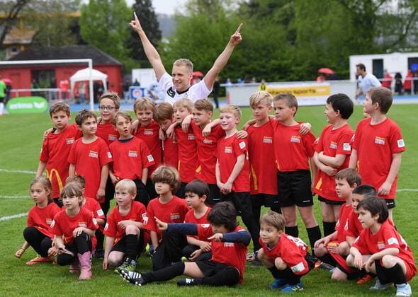 Fussball Promi-Benefizfußballspiel fuer das Tuebinger Ronald McDonald Hauses McDonald s Kinderhilfe Allstars - SV 03 Tuebingen Allstars 06.05.2017 Oliver Pocher (McDonald s Kinderhilfe Allstars) macht den Clown auf dem Gruppenbild der Einlaufkids